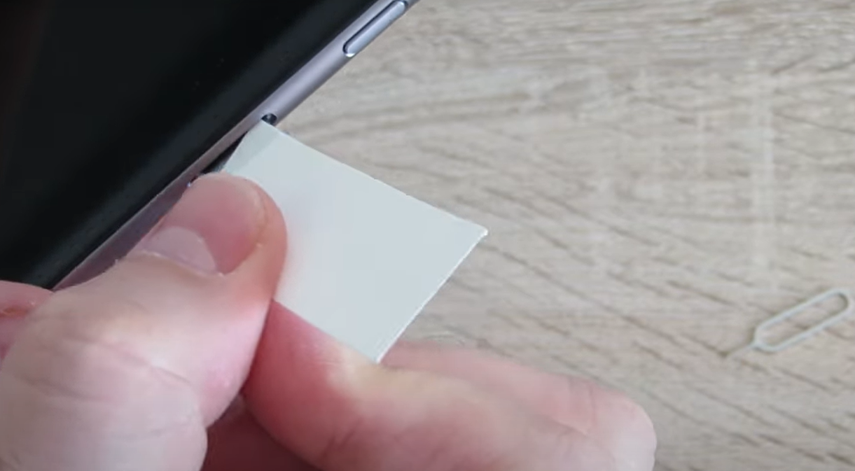 5.用塑料片顺进去.png 5.用塑料片顺进去.png