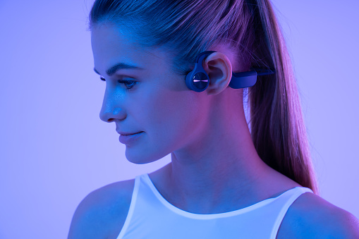 佩戴骨传导耳机.jpg 佩戴骨传导耳机.jpg