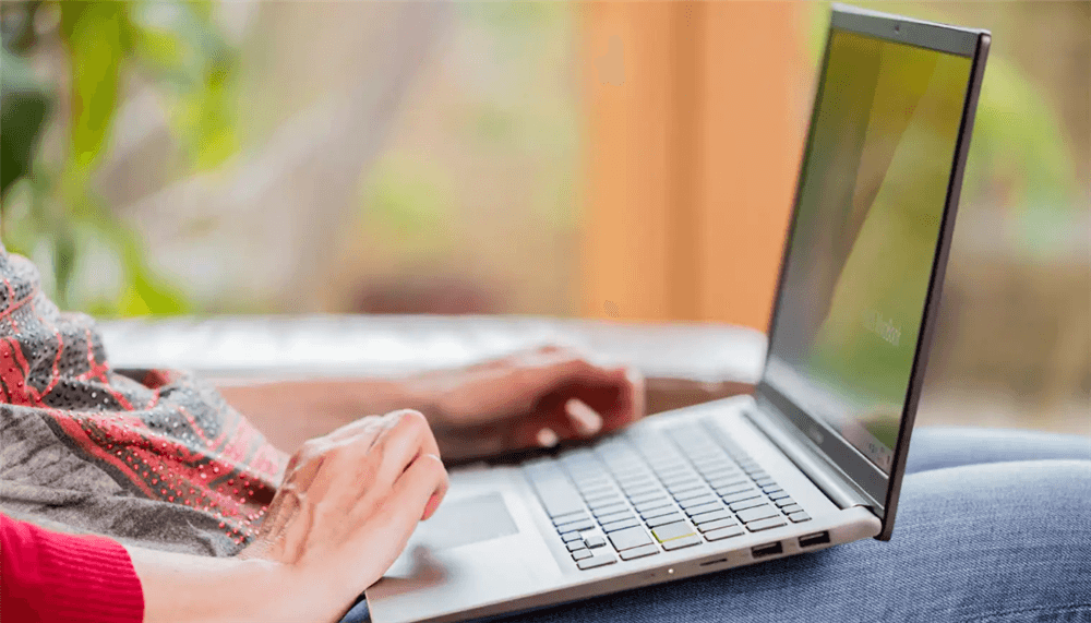 为什么电脑一打字就弹出别的窗口 为什么电脑一打字就弹出别的窗口