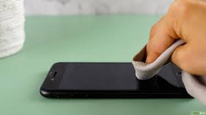 清洁手机触摸屏.jpg 清洁手机触摸屏.jpg