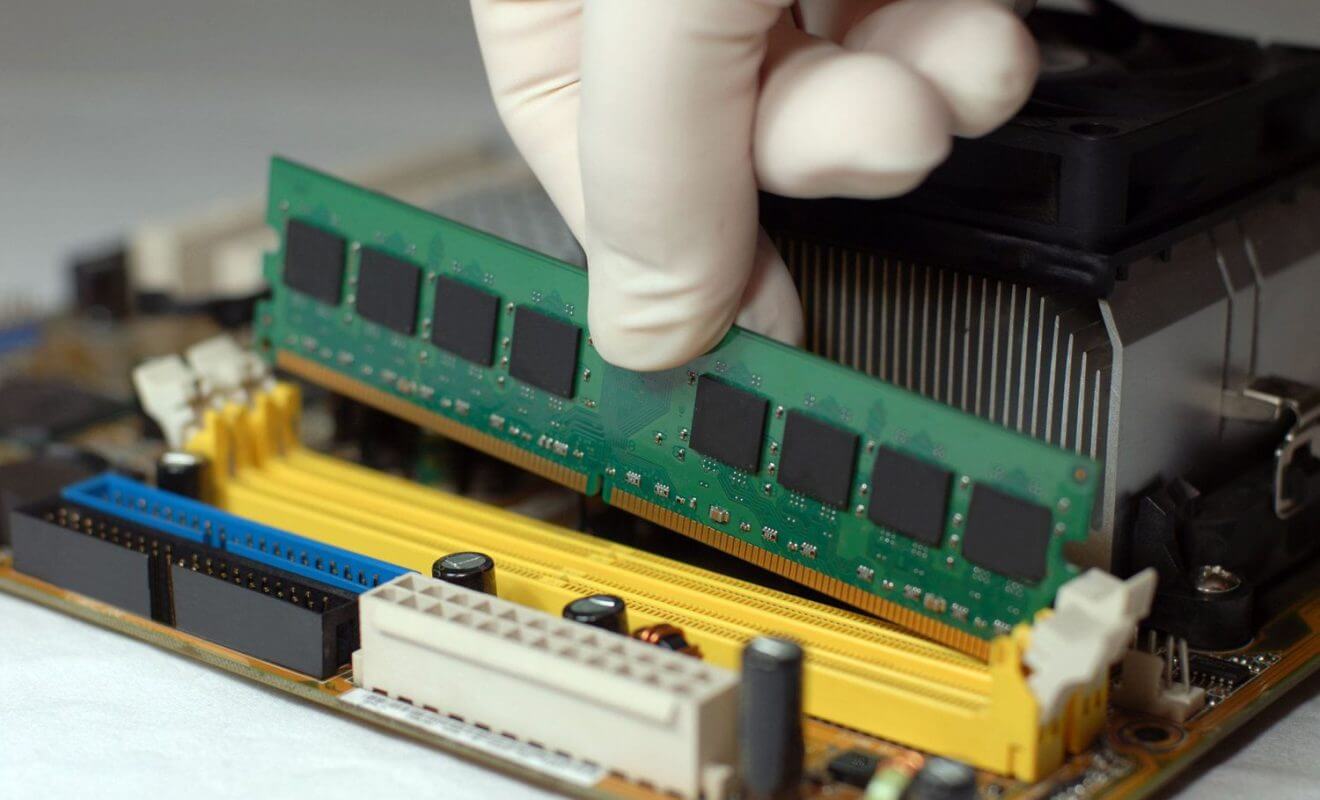 1.清理内存条金手指.jpg 1.清理内存条金手指.jpg