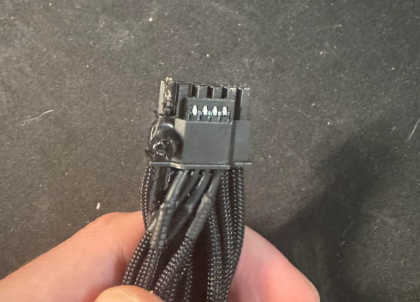 融化的电源线插头 融化的电源线插头