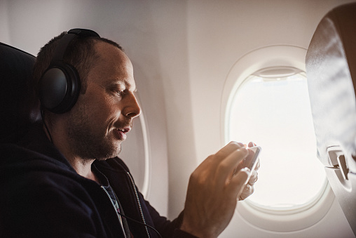 1.在飞机上使用降噪耳机.jpg 1.在飞机上使用降噪耳机.jpg