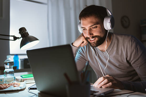 1.使用耳机.jpg 1.使用耳机.jpg